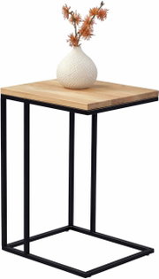 Moderne bijzettafel met houten blad en zwart metalen onderstel, gezien vanaf de zijkant, versierd met een witte vaas en oranje bloemen.