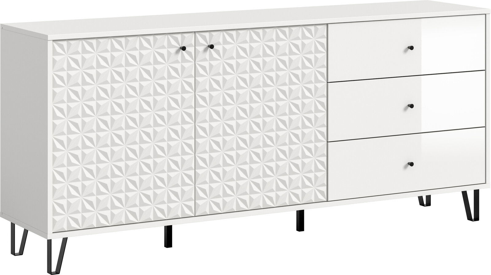 Weiße Sideboard-Kommode mit geometrisch strukturierter Front, zwei Türen links und drei Schubladen rechts, schwarzen Knöpfen und schwarzen Metallfüßen, in schräger Frontansicht von links auf weißem Hintergrund