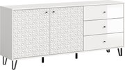 Weiße Sideboard-Kommode mit geometrisch strukturierter Front, zwei Türen links und drei Schubladen rechts, schwarzen Knöpfen und schwarzen Metallfüßen, in schräger Frontansicht von links auf weißem Hintergrund