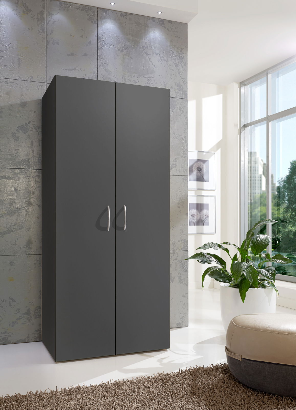 XORA Mehrzweckschrank MULTIRAUMKONZEPT Moderner grauer Mehrzweckschrank in einem hellen Raum, frontal betrachtet, mit Pflanzen und großen Fenstern im Hintergrund.