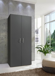 Moderner grauer Mehrzweckschrank in einem hellen Raum, frontal betrachtet, mit Pflanzen und großen Fenstern im Hintergrund.