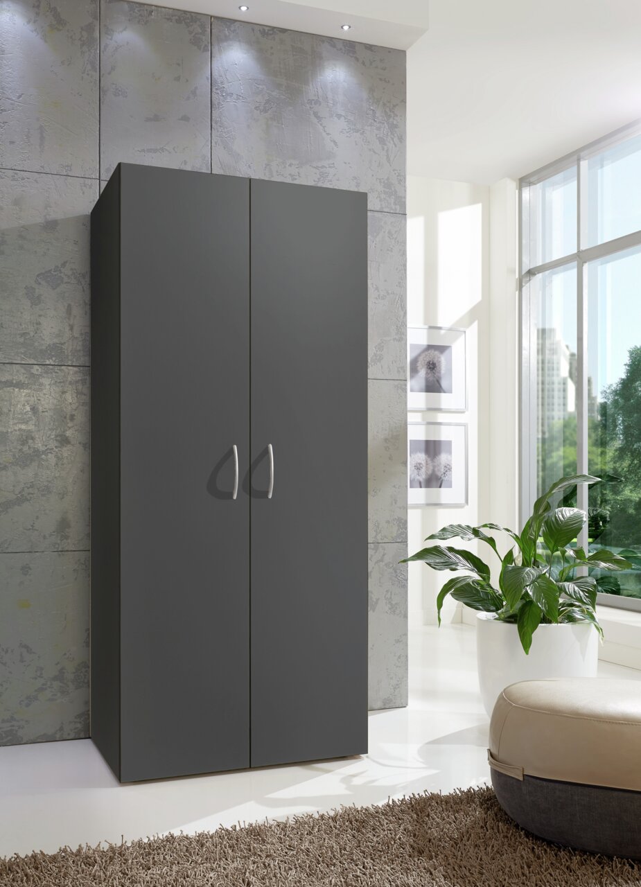XORA Mehrzweckschrank MULTIRAUMKONZEPT Moderner grauer Mehrzweckschrank in einem hellen Raum, frontal betrachtet, mit Pflanzen und großen Fenstern im Hintergrund.