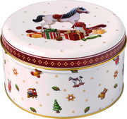 Runde Keksdose mit weihnachtlichen Motiven, darunter ein Schaukelpferd auf dem Deckel und Geschenke, aus seitlicher Perspektive.