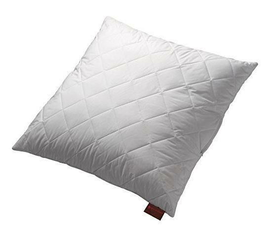 Gestepptes weißes Kissen in quadratischer Form, Größe 80x80cm, aus schräger Perspektive fotografiert.