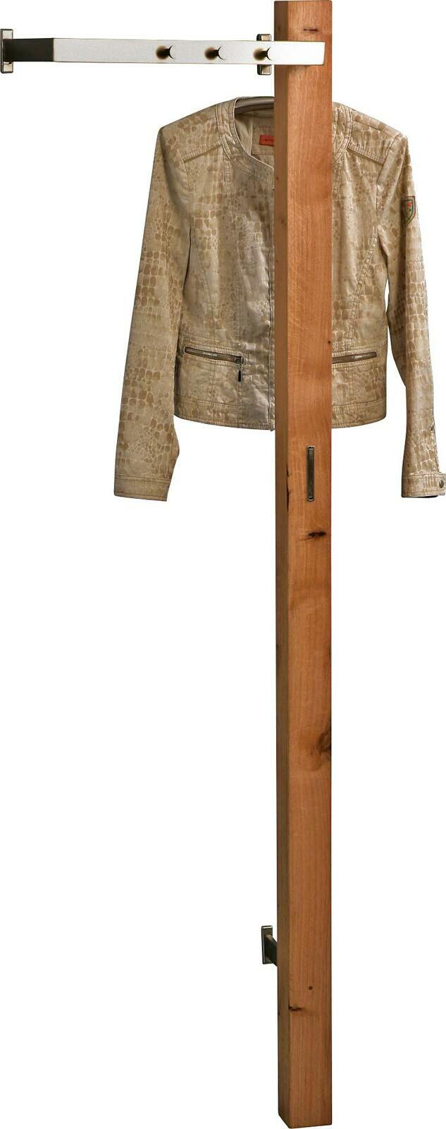 Garderobe aus Holz mit seitlicher Perspektive, an der eine beige Jacke hängt.