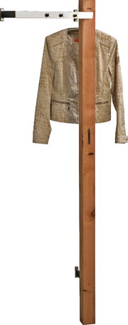 Garderobe aus Holz mit seitlicher Perspektive, an der eine beige Jacke hängt.