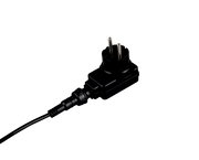Nahaufnahme eines schwarzen Steckernetzteils mit Kabel, seitliche Perspektive