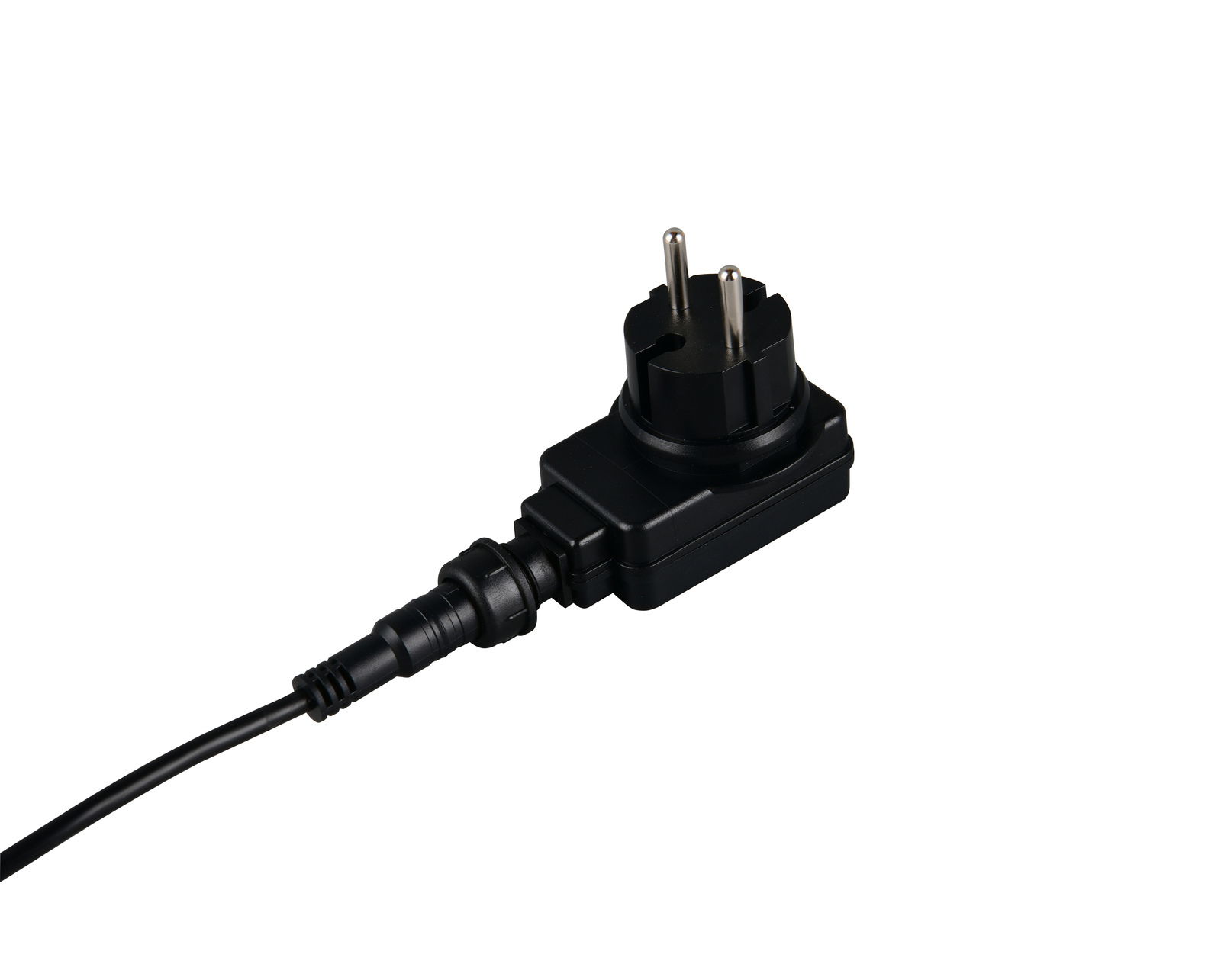 Nahaufnahme eines schwarzen Steckernetzteils mit Kabel, seitliche Perspektive