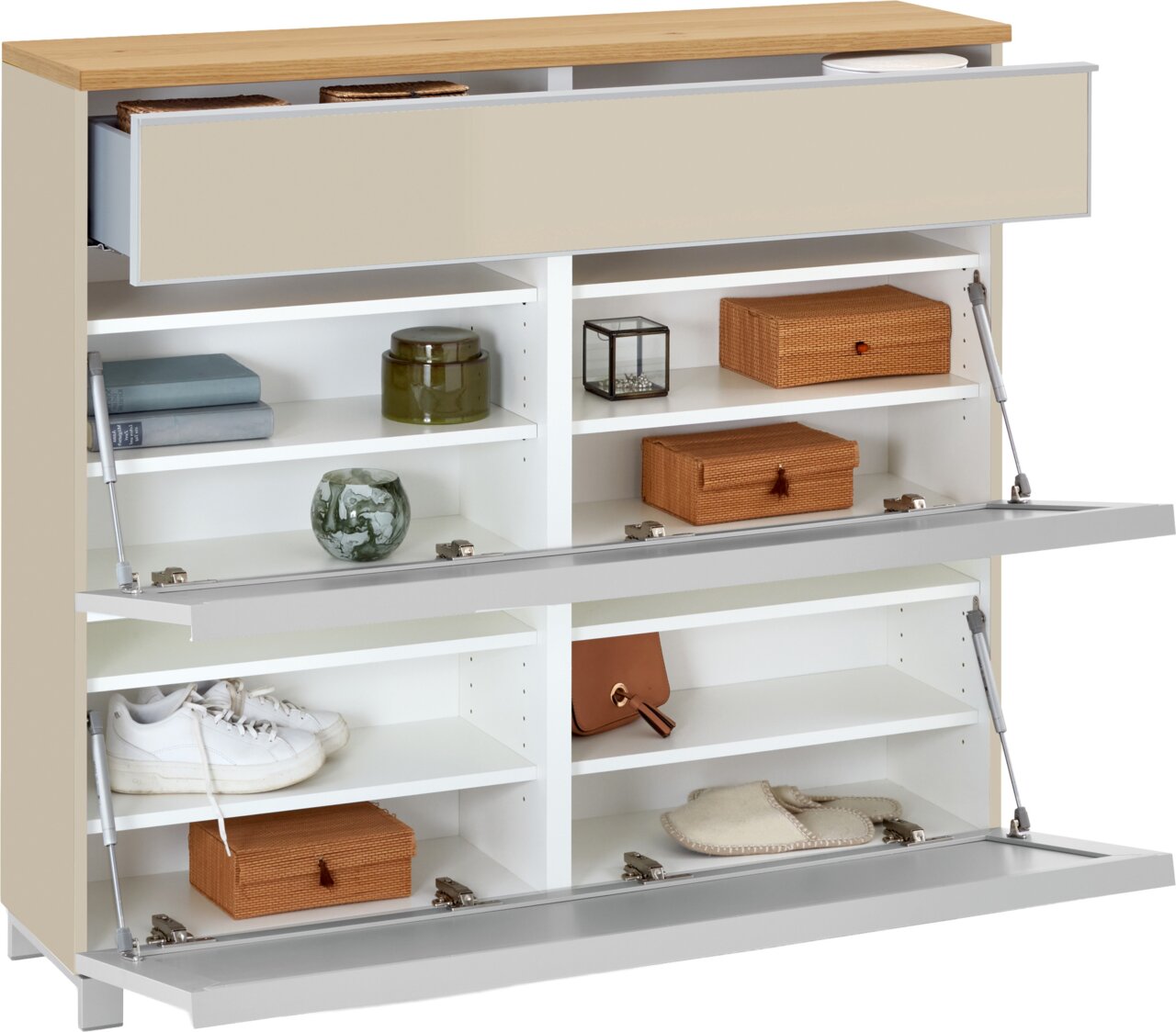 VOSS XL-Schuhschrank VORTINA Weißer Schuhschrank mit Holzoptik-Deckplatte und drei nach vorn aufklappbaren Fronten, geöffnet und mit mehreren Regalböden, gezeigt in schräger Vorderansicht.