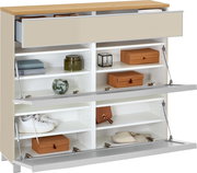 Weißer Schuhschrank mit Holzoptik-Deckplatte und drei nach vorn aufklappbaren Fronten, geöffnet und mit mehreren Regalböden, gezeigt in schräger Vorderansicht.