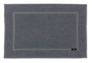 Grauer Badteppich 50 x 70 cm aus der Vogelperspektive mit eingewebtem Randmuster und einem kleinen Etikett in der Ecke.