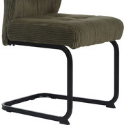 Grüner Schwingstuhl mit schwarzem Metallgestell, seitliche Perspektive