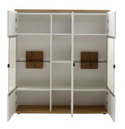Offenes Highboard Novel MATADI mit weißen Regalfächern, Glastüren und Holzelementen, frontale Ansicht.