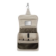 Geöffnete sandfarbene Kulturtasche mit mehreren Fächern und Haken zum Aufhängen, Vorderansicht