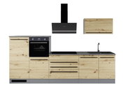 Moderne Küchenzeile in heller Holzoptik mit grauer Arbeitsplatte, integriertem Backofen und Kochfeld, Spüle mit schwarzer Armatur sowie schwarzer Wandhaube und Hängeschrank, frontale Ansicht.