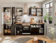 Moderne Küchenzeile in dunklem Design mit offenen Schränken, Kühlschrank, Herd und Spüle, fotografiert aus frontaler Perspektive.