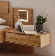 Holz-Nachtkonsole rechts mit Schublade, dekoriert mit einer Vase, einem Buch und einer Pflanze, seitliche Perspektive