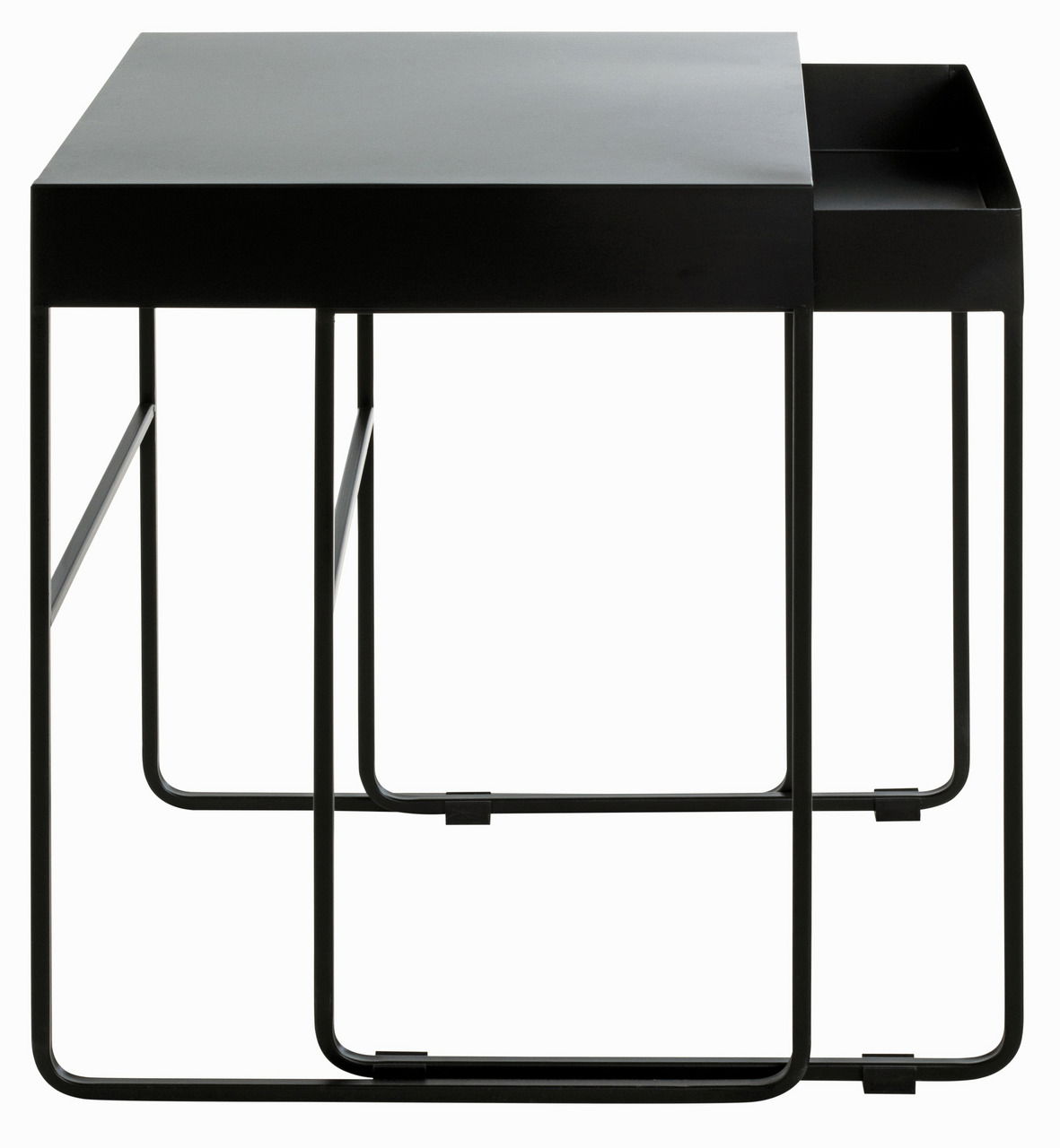 Zweier-Set Beistelltische aus schwarzem Metall, seitliche Perspektive