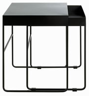 Zweier-Set Beistelltische aus schwarzem Metall, seitliche Perspektive