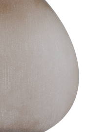 Nahaufnahme einer sandfarbenen Vase mit glatter Oberfläche.