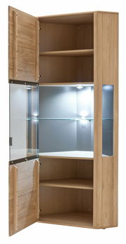 Eckvitrine aus Holz mit Glastüren, geöffnet, mit Innenbeleuchtung und mehreren Regalböden, Perspektive von vorne.