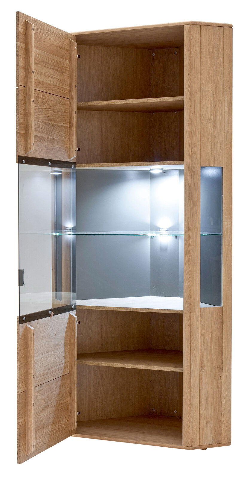 Cantus Eckvitrine TARRAGONA Eckvitrine aus Holz mit Glastüren, geöffnet, mit Innenbeleuchtung und mehreren Regalböden, Perspektive von vorne.