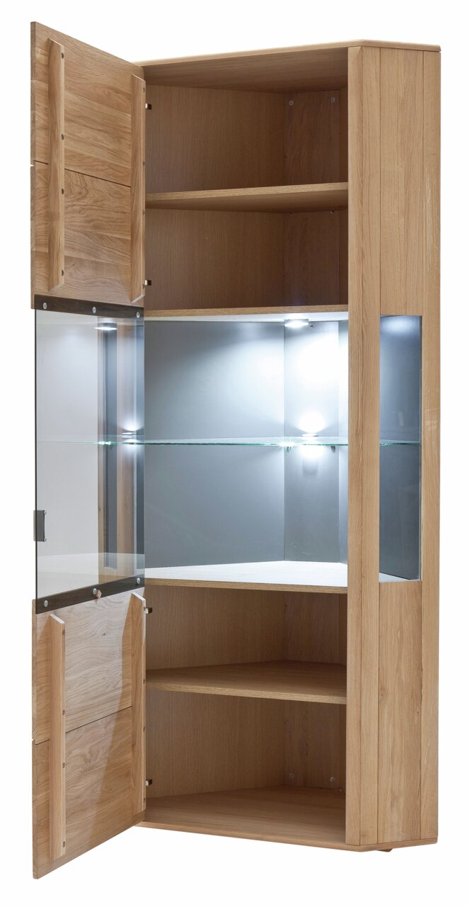 Eckvitrine aus Holz mit Glastüren, geöffnet, mit Innenbeleuchtung und mehreren Regalböden, Perspektive von vorne.