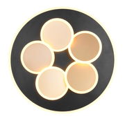 Deckenleuchte Mandala aus der Vogelperspektive mit fünf leuchtenden Kreisen auf schwarzem Hintergrund.