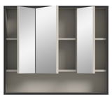 Spiegelschrank mit drei Türen, frontal betrachtet, mit offenen Fächern im Inneren.