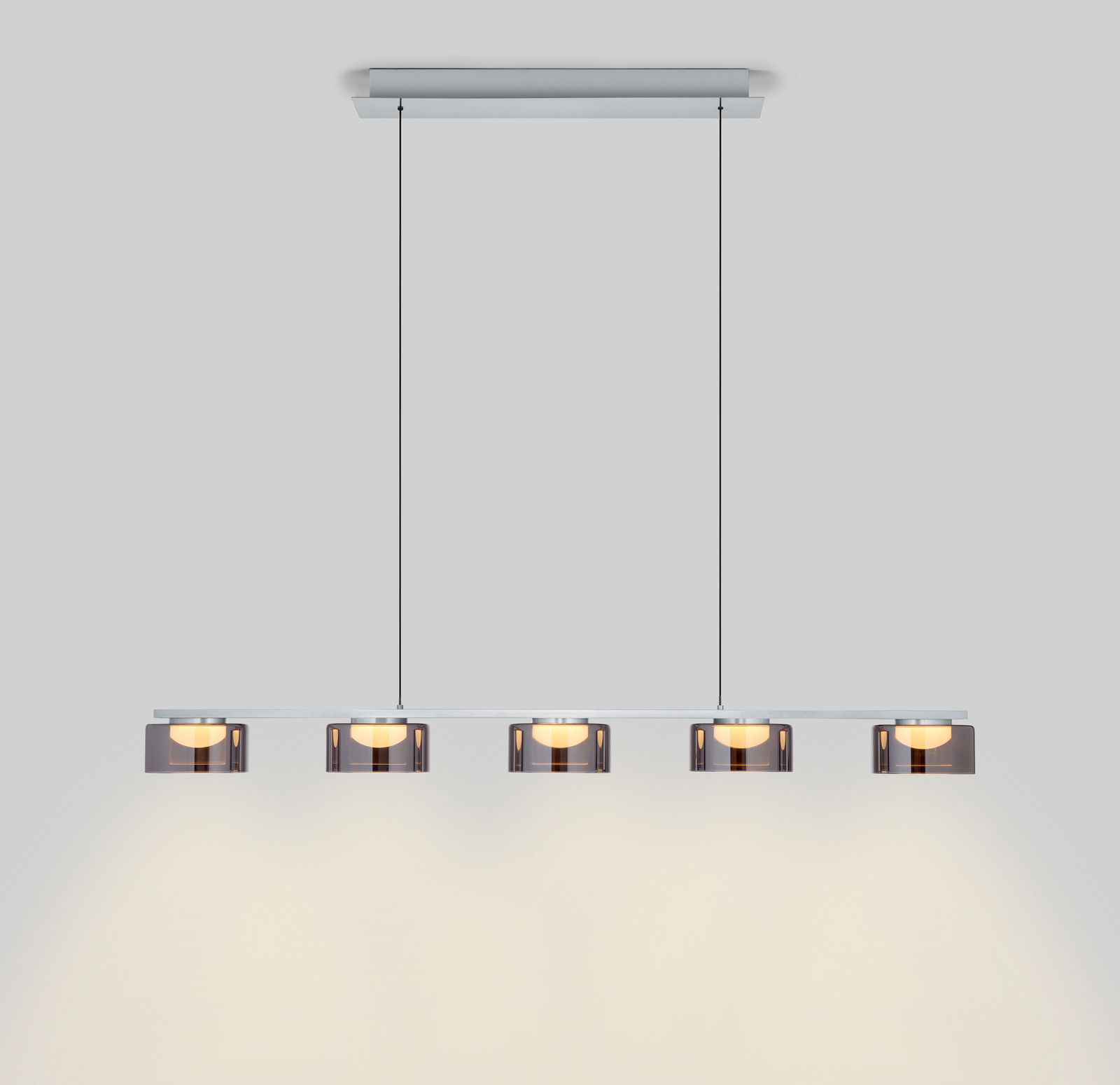 Hell LED-Pendelleuchte DUNE Moderne LED-Pendelleuchte mit fünf Leuchtkörpern in einer Reihe, Ansicht von vorne.