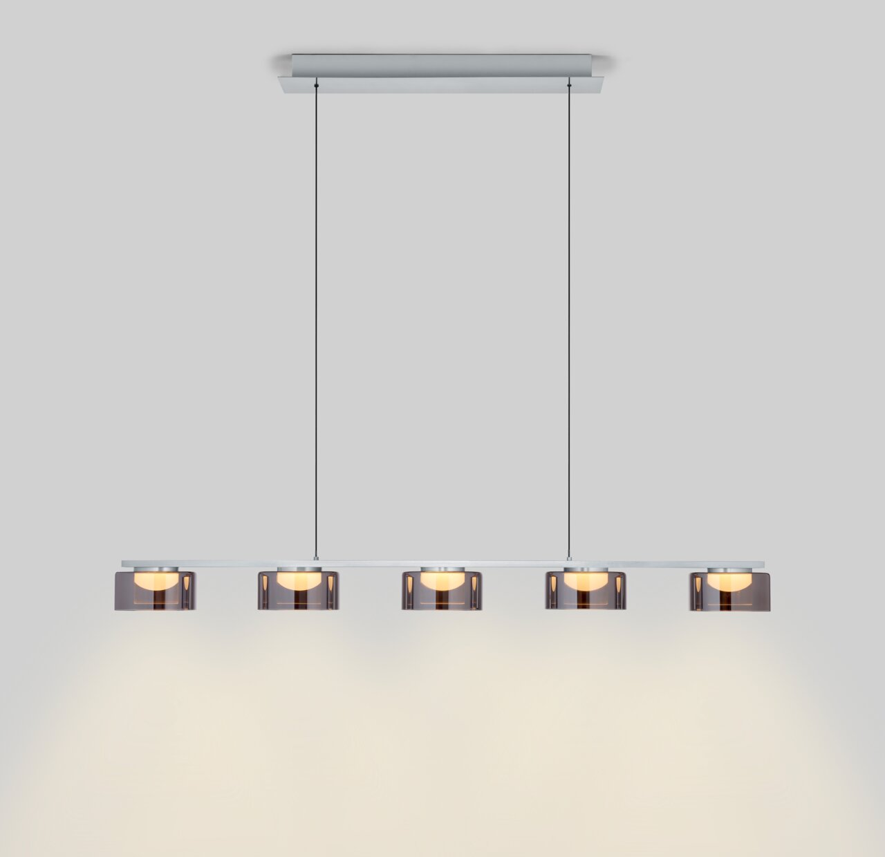 Moderne LED-Pendelleuchte mit fünf Leuchtkörpern in einer Reihe, Ansicht von vorne.