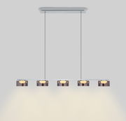 Moderne LED-Pendelleuchte mit fünf Leuchtkörpern in einer Reihe, Ansicht von vorne.