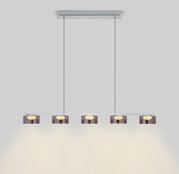Moderne LED-hanglamp met vijf lampen op een rij, gezien van voren.