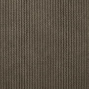 Nahaufnahme eines strukturierten, gerippten Stoffes in Braun, von oben betrachtet.