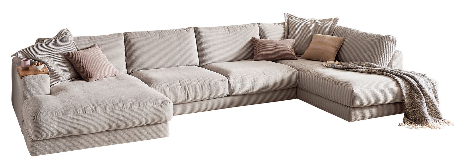 Beige Polsterrundecke in L-Form mit mehreren Kissen und einer Decke, seitliche Perspektive