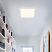 Quadratische LED-Deckenleuchte in einem modernen Raum, von unten betrachtet.