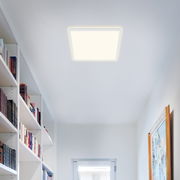 Quadratische LED-Deckenleuchte in einem modernen Raum, von unten betrachtet.