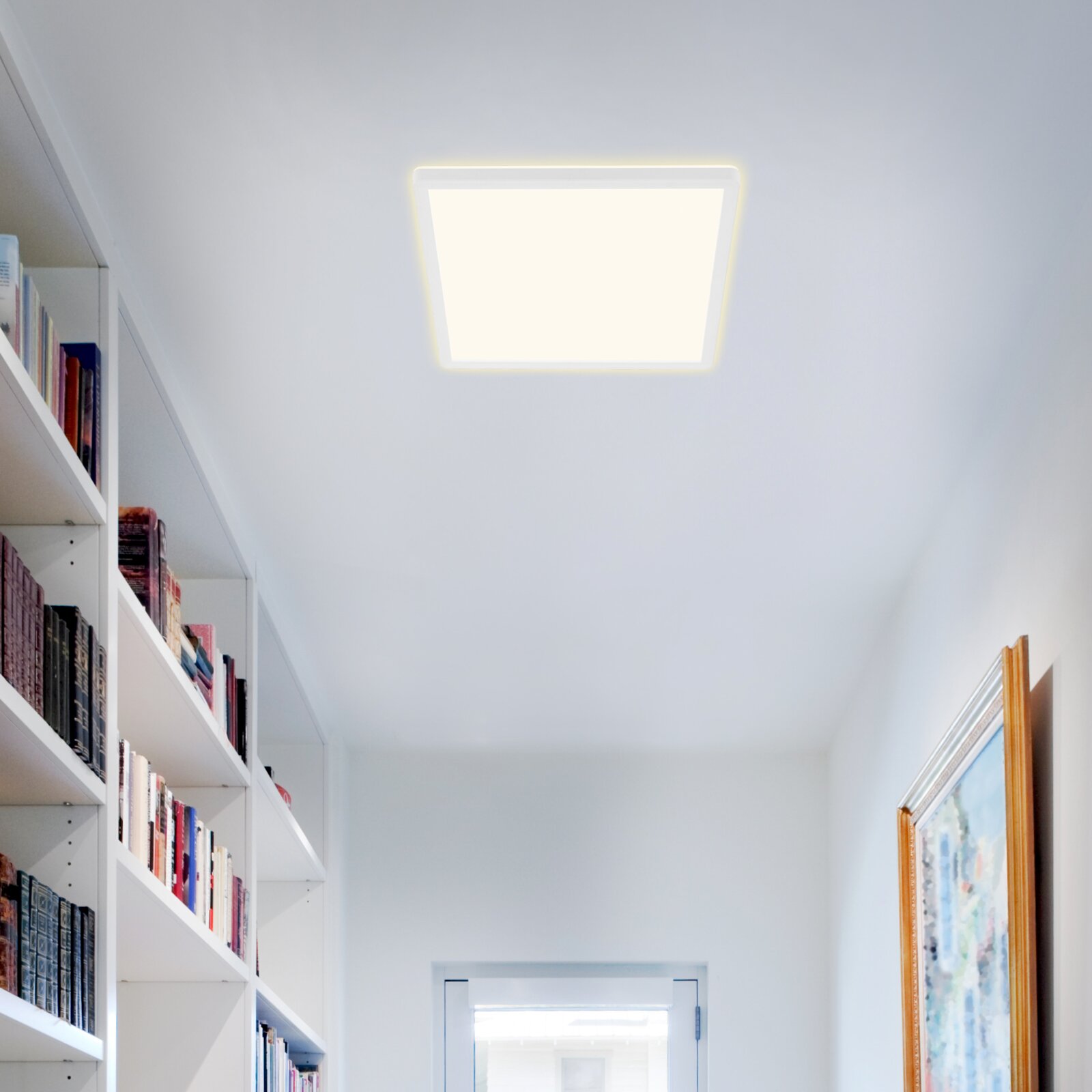 Quadratische LED-Deckenleuchte in einem modernen Raum, von unten betrachtet.
