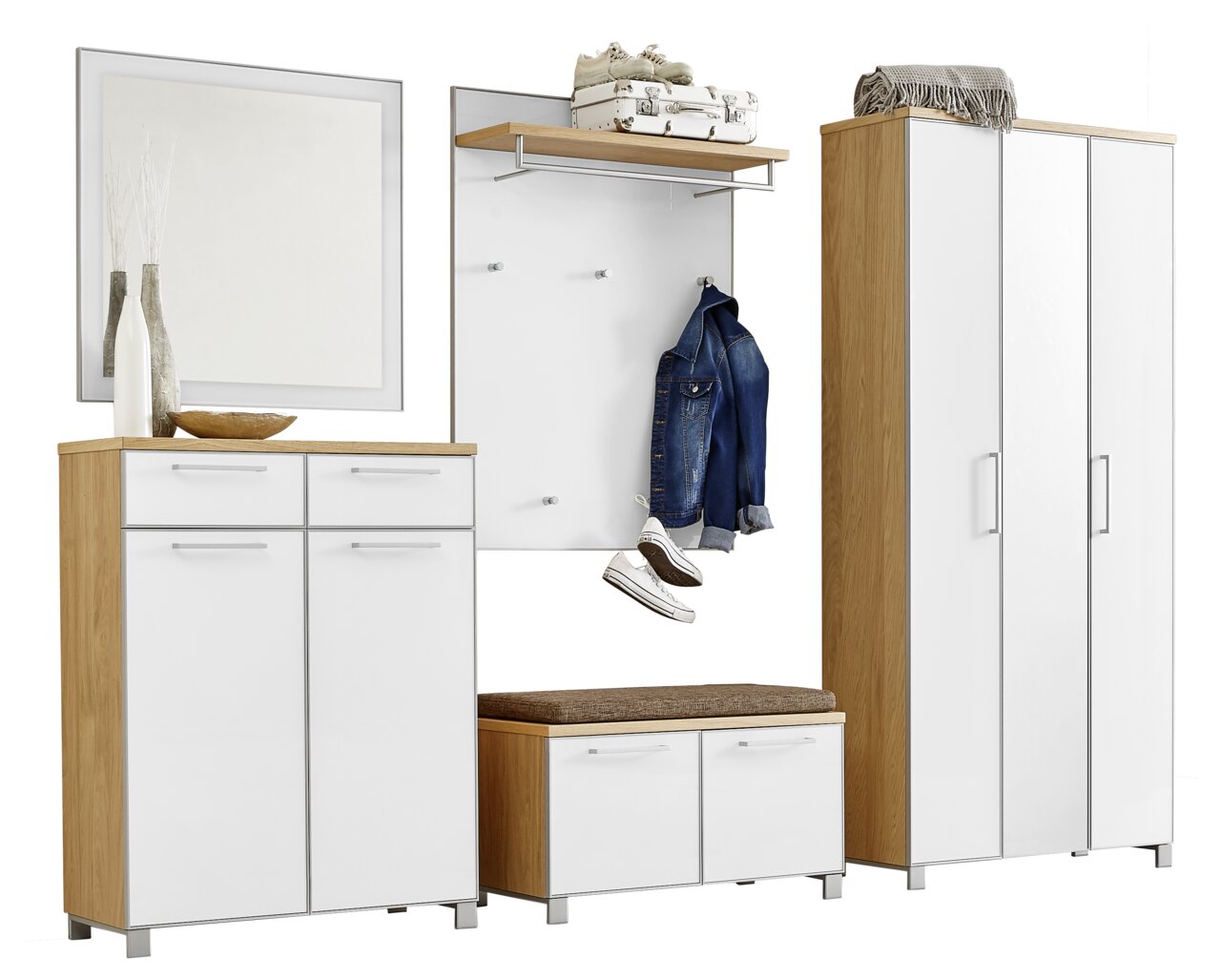 Garderoben-Set 6-tlg. in moderner Holz- und Weißoptik, bestehend aus einem großen Schrank, einer Kommode, einem Wandspiegel, einer Sitzbank mit Stauraum und einer Wandgarderobe mit Ablage. Frontalansicht.