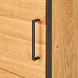 Nahaufnahme eines Holzschranks mit schwarzem Metallgriff, seitliche Perspektive.