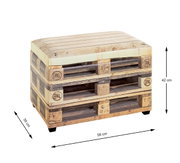 Kompakter Hocker/Sitzwürfel im Euro-Paletten-Look aus Holzoptik mit gepolsterter Sitzfläche, Maße ca. 58 x 39 x 42 cm, freigestellt in schräger Vorderansicht (3/4-Perspektive)