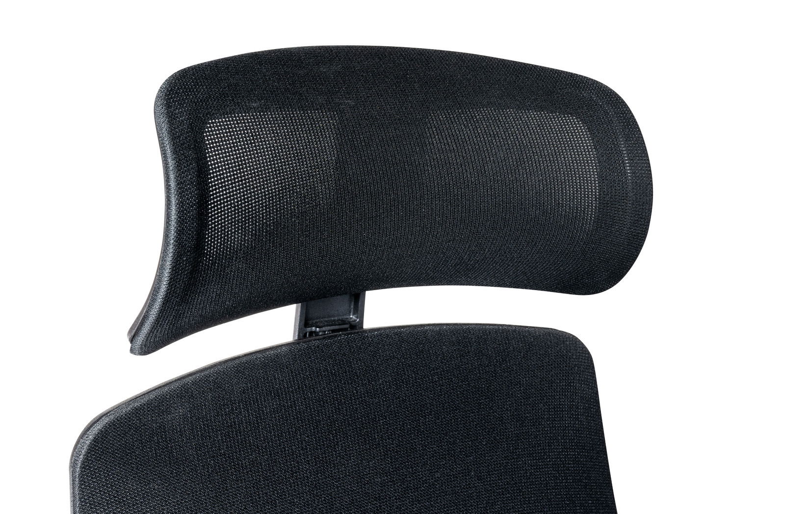 Nahaufnahme der Rückenlehne eines schwarzen Drehstuhls mit Netzstoff, von vorne betrachtet.