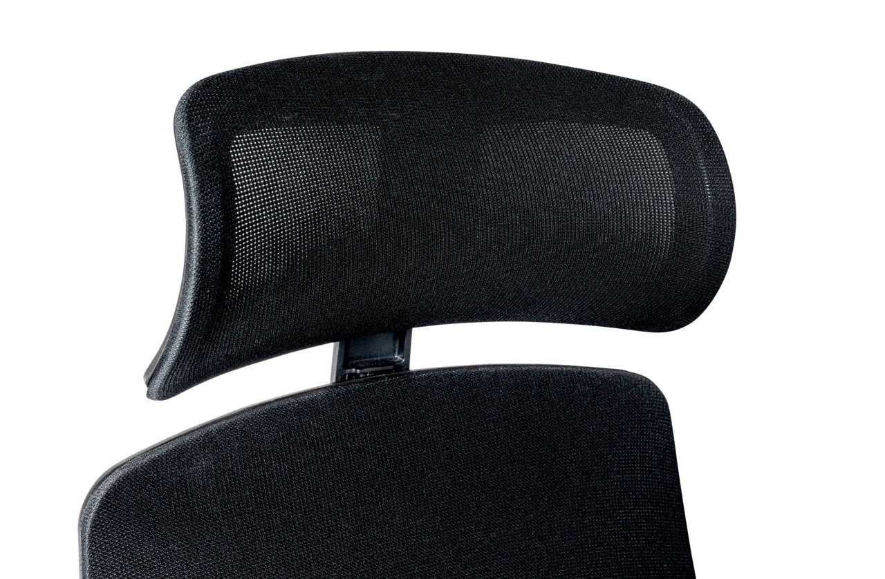 Close-up van de rugleuning van een zwarte draaistoel met gaasbekleding, gezien vanaf de voorkant.