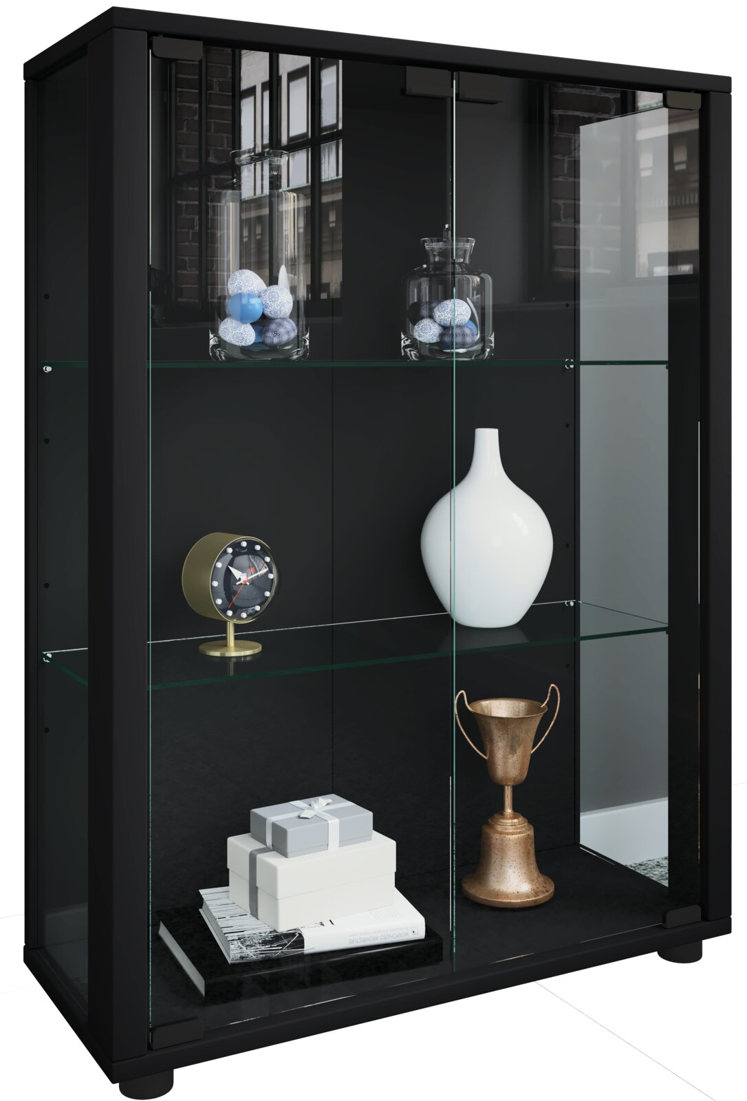 Schwarze Glasvitrine mit Glastüren und Glasböden, dekoriert mit Vase, Uhr und Dekoobjekten, in frontaler Perspektive leicht von rechts