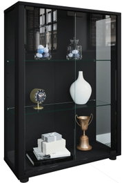 Schwarze Glasvitrine mit Glastüren und Glasböden, dekoriert mit Vase, Uhr und Dekoobjekten, in frontaler Perspektive leicht von rechts