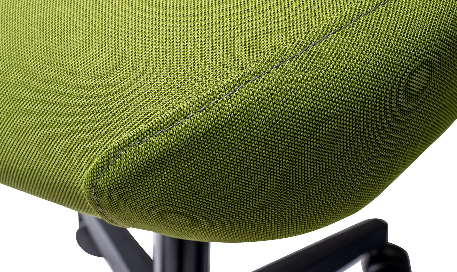 Nahaufnahme eines grünen Drehstuhlsitzes mit Textilbezug, seitliche Perspektive
