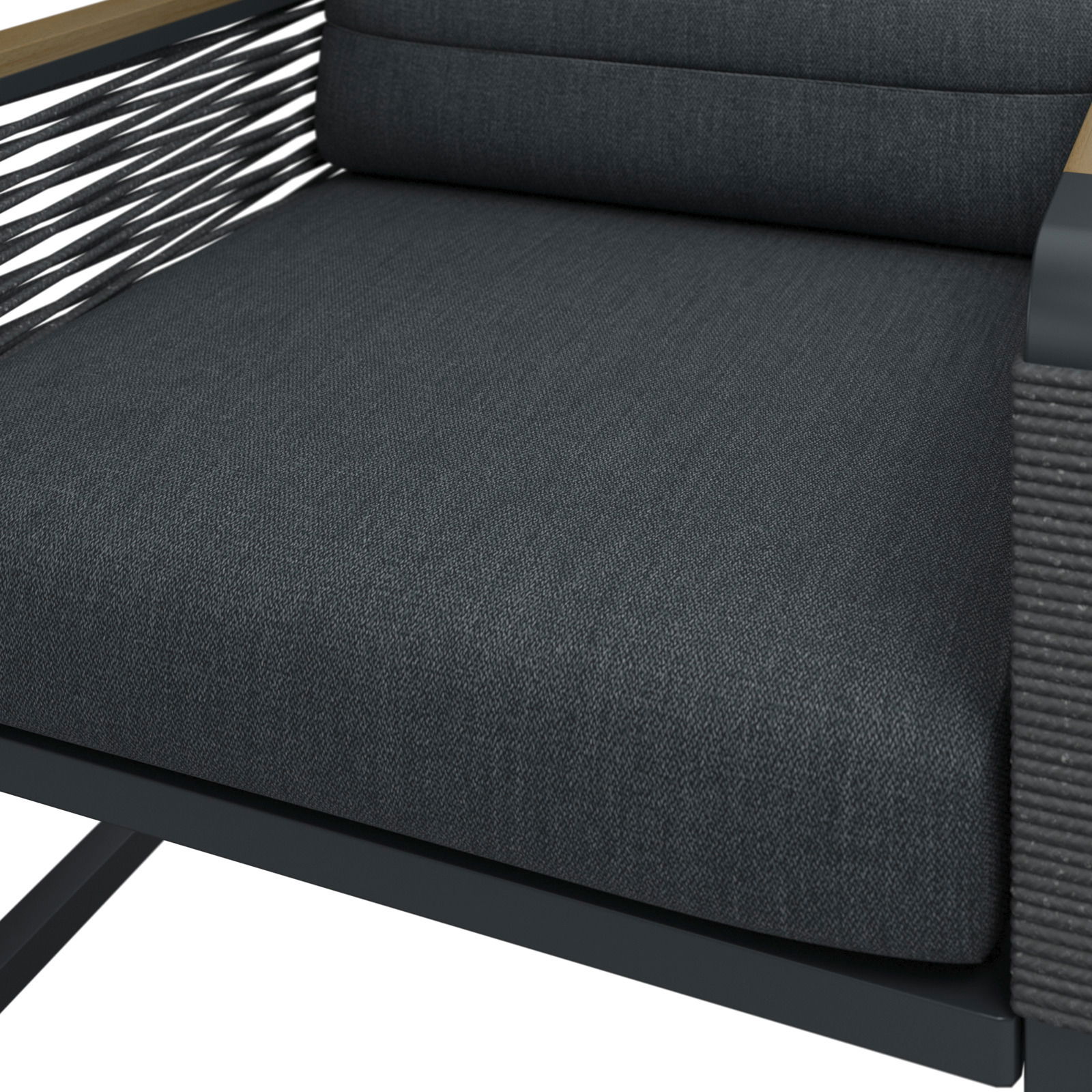 Nahaufnahme eines modernen Gartenstuhls mit dunklem Stoffbezug und seitlichen Armlehnen aus Holz und Metall.