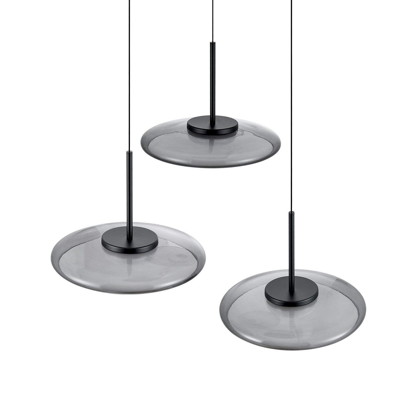 Moderne Pendelleuchte mit flachem, rauchgrauem Glasschirm und schwarzer Aufhängung, in leicht schräger Seitenansicht vor weißem Hintergrund