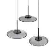 Moderne Pendelleuchte mit flachem, rauchgrauem Glasschirm und schwarzer Aufhängung, in leicht schräger Seitenansicht vor weißem Hintergrund