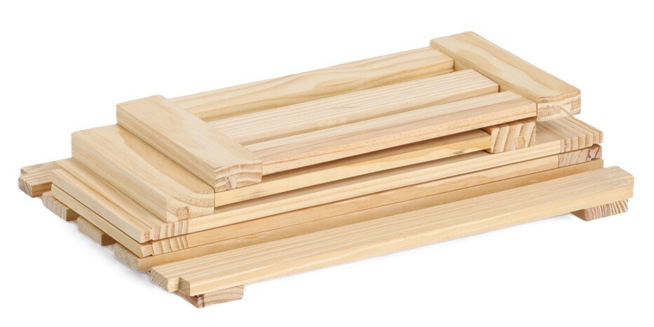 Holzbausatz für eine Aufbewahrungskiste, perspektivisch von der Seite fotografiert.